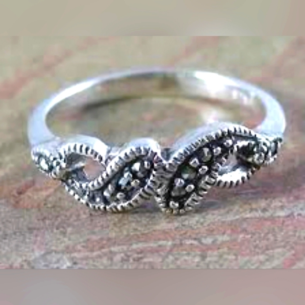 NWOT | Vintage | Women's Silver Toned/Coated Eternal Swirl Ring | Size: 7.00